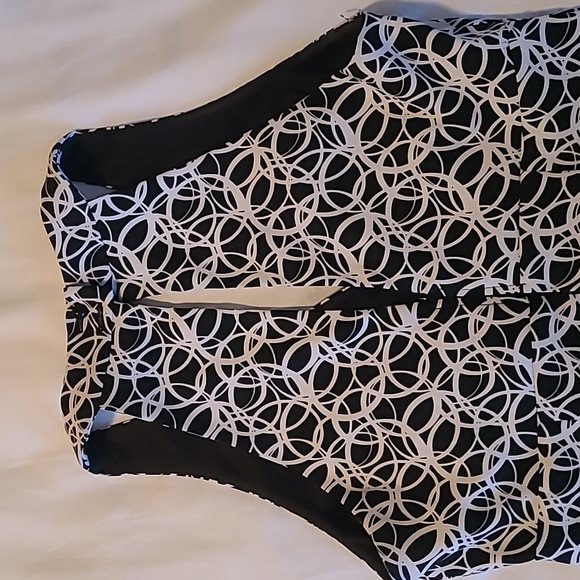 Shoulder-baring black and white, knee-length dress - Picture 3 of 10